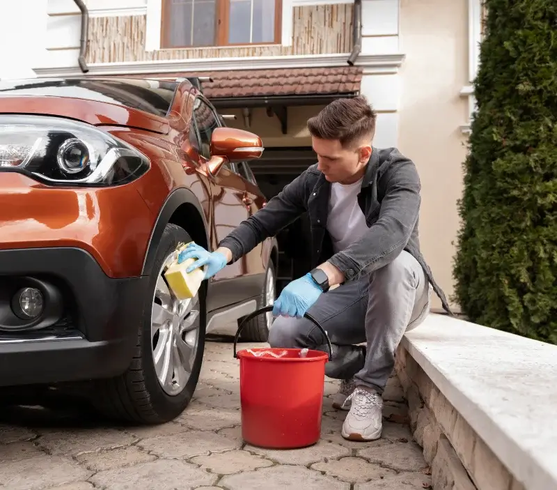 Lavage auto à domicile Trédaniel : professionnel intervenant sur un véhicule